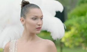 Bella Hadid hối hận vì sửa mũi
