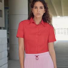 Ideale per qualsiasi professione aziendale, è anche personalizzabile con ricami o con il logo dell'azienda. Camicia Da Donna Maniche Corte Rosso Fruit Of The Loom