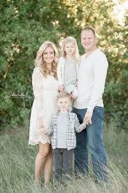 41 Outdoor Photoshoot Summer Family Https Outsideconcept Com Outdoor 41 Outdoor Photoshoot Cute Family Pictures Family Portrait Poses Family Picture Outfits