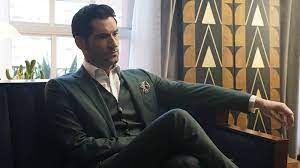 Astro De Lucifer Tom Ellis Bloqueou Fas No Twitter Entenda A Confusao Entre A Esposa Dele E O Polemico Filme Cuties Da Netflix Rolling Stone