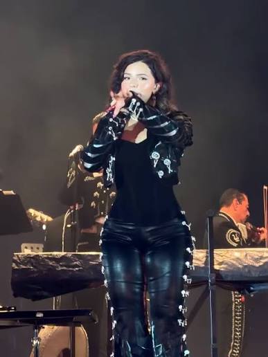 Ángela Aguilar vuelve a forzar el final de “Como la Flor” en Colombia | Vocal Coach Analysis https://youtu.be/4Fd-zntfwdY