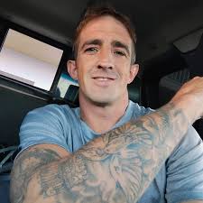 Who can paint a one level cabin with same color trim and siding near Lake  of the Ozarks?