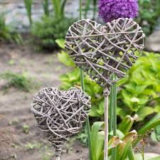 Ideal for my balcony as i can't have pets in my rental. Dekostecker Rebengeflecht Herz Natur Grau Winterschutz De