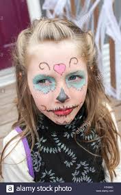 It is just as essential as a the halloween costume itself or you can use it as a last minute accent if you are an impusive person and usually decide everything in the last moment. Junges Madchen Mit Sugar Skull Halloween Make Up Im Gesicht Sitzen Auf Holzernen Stufen Lackiert Stockfotografie Alamy