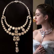 Anne Hathaway Wearing The Toussaint Necklace By Cartier In Ocean S 8 As The Movie S Exclusive Jewellery Par Jewelry Exclusive Jewelry Fine Jewellery Necklace