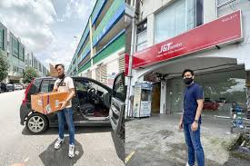 Sedangkan yang kubawa tertinggal di stasiun kereta waktu aku datang. Dulu Tampal Tracking Number Di Bilik Pelajar U Mampu Buka Pusat Kurier Sendiri Hasil Buat 9 Bisnes Nak Senang Tak Perlu Jadi Orang Senang Viral Mstar