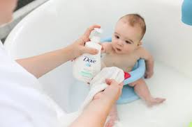 Beaba camele'o baby bathtub the beaba camele'o bathtub is the first on our list with its specially designed wide edges that allows better grip perfect for transporting the tub. My Twins Bath Time Routine Salty Canary