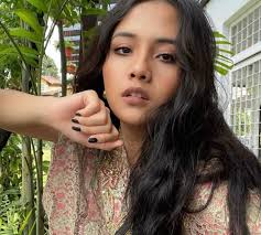 Sara Mack's Instagram, Twitter & Facebook