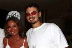 Paola perego (età 50 anni, altezza 1,72 m), è nata a monza il 17. Riccardo Carnevale Il Figlio Dj Di Paola Perego A Rischio Coronavirus