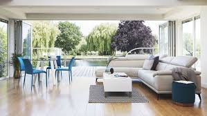 Manfaatkan glass door besar untuk menghubungkan taman dengan ruang makan. 9 Inspirasi Desain Rumah Dengan Open Space Adem Hemat Listrik