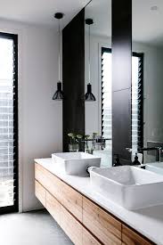 Modern Bathroom Decor With Full Height Windows Lots Of Mirrors And Black Wood White Decor I Especially Like Badkamer Badkamer Inspiratie Badkamer Nieuw