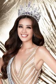 Top 10 hoa hậu hoàn vũ việt nam 2019 bước vào phần trình diễn trang phục dạ hội. Tan Hoa Háº­u Nguyá»…n Tráº§n Khanh Van Tá»«ng Chinh Chiáº¿n 6 Cuá»™c Thi Nhan Sáº¯c NgÆ°á»i Máº«u