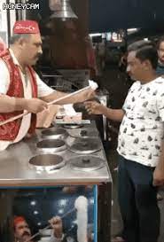 오랜 전쟁으로 호주에 정착한 터키 이주민 '메멧', '알리', '살림'은 동네에서 알아주는 얼간이들로 한량처럼 하루를 살아간다. í„°í‚¤ ì•„ì´ìŠ¤í¬ë¦¼ ìµœì¢…ë³´ìŠ¤