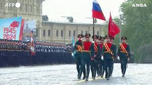Russia, Mosca celebra la vittoria sul nazismo: la parata militare sulla  Piazza Rossa
