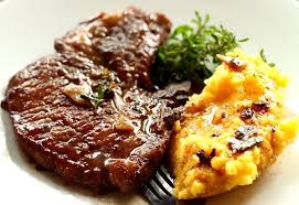 Cotlete de porc, ciuperci, ceapa, usturoi, supa, apa, faina, praf de chili, rozmarin, ulei, sare, piper. Pin On Porc