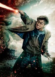 A három jó barát visszatér a roxfortba, hogy felkutassa és elpusztítsa az utolsó horcruxot. Harry Potter Es A Halal Ereklyei Ii Resz