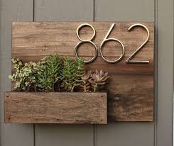 Diese Hausnummer Pflanzbox Ist Die Perfekte Erganzung Zu Jeder Veranda Wir Diy Garten In 2020 Hausnummern Diy Holztisch Kindertisch Und Stuhle