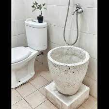 Kombinasi warna abu dan beigenya semakin menambah kesan modern dari dekorasinya. Jual Bak Mandi Kamar Mandi Minimalis Kota Depok Cv Nuansa Hijau Tokopedia