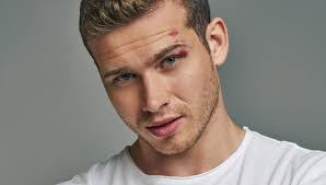 Oliver Stark's Instagram, Twitter & Facebook