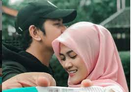 Melansir dari kanal youtube kh infotainment, pada sabtu (14/8/2021) sebagai mantan suami, zikri daulay berikan tanggapan mengenai pernikahan dari mantan istri dan temannya tersebut. 3 Bulan Menikah Istri Zikri Daulay Umumkan Kehamilan Anak Pertamanya Tabloidbintang Com