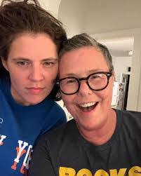 Leslie Shipman's Instagram, Twitter & Facebook