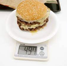 4枚の肉厚ビーフパティをとろっとチーズと共にこれでもかと食らうバーガーキング「キング・イエティ ザ・ワンパウンダー」試食レビュー - GIGAZINE