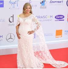 وطلت على السجادة الحمراء بفستان أخضر طويل لامع بصيحة الكب، وكمه. Ù„ÙŠÙ„Ù‰ Ø¹Ù„ÙˆÙŠ ØªØ¨Ù‡Ø± Ù…ØªØ§Ø¨Ø¹ÙŠÙ‡Ø§ Ø¨Ø£Ø­Ø¯Ø« Ø§Ø·Ù„Ø§Ù„ØªÙ‡Ø§ Ù…Ù† Ù…Ù‡Ø±Ø¬Ø§Ù† Ø§Ù„Ø¬ÙˆÙ†Ø© ØµÙˆØ±