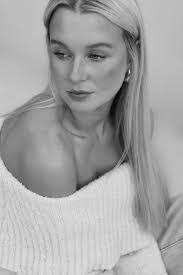 Holly Kelly's Instagram, Twitter & Facebook