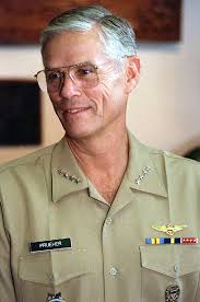 Ein Foto von US NAVY Admiral (ADM) Joseph W. Prueher, Kommandeur im CHIEF  U.S. Pacific Command, aufgenommen während des OPERATION PACIFIC HAVEN
