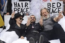 Yoko ono was born on saturday, february 18th, 1933, in her ancestral estate in tokyo, japan. Kultaktion Von John Lennon Nachgestellt Yoko Ono Und Ringo Starr Fur Promoaktion Im Bett Kultur Stuttgarter Zeitung