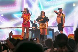 Elle träffade duon innan för att prata patriarkat, sexuella övergrepp och mansfria sammanhang. Rebecca Och Fiona Upptrader Med Sovjetisk Flagga Under Arets Pride 1933 Inforde Stalin Okanda Artikel 121 1 Enligt Den Domdes Homosexuella Man Till Straffarbete Medan Homosexuella Kvinnor Sparrades In Pa Psykkliniker Sweden