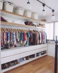 A Dressing Ouvert Traits D Co Magazine Amenagementmaisonchambre In 2020 Inloopkast Ideeen Kamer Kast Inloopkast Slaapkamer