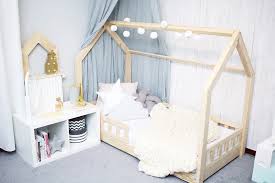 Kinderbett, bett für kleinkind, babywiege… die suchbegriffe auf google häufen sich, aber so richtig fündig werden die werdenden eltern sabine und marco nicht. Skandi Hausbett Kinderbett Hausbetten