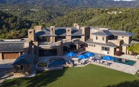 Bill gates house encompasses more than 66,000 square feet which is equal to 1.5 acres.the major rooms include 7 bedrooms, 24 bathrooms, six kitchens, and six fireplaces. Bill Gates House Medina Washington The Top Five Multi Million Dollar Pads Owned By Tech Tycoons Technology Intelligence