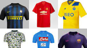 En tête d'affiche on retrouve les maillots extérieur et th (.) l'imprimé léger ton sur ton au centre ajoute du cachet supplémentaire à ce maillot également doté d'un col croisé et de manches blanches du plus bel effet. Football Quel Club Europeen A Le Plus Beau Maillot Gq France