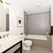 Hal ini membuat kamar mandi tampak lebih unik sekaligus mewah. Model Kamar Mandi Mewah Minimalis
