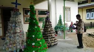 Botol fanta 1 l 3. Pohon Natal Dari Botol Sprite 20 Kreasi Pohon Natal Unik Yang Bisa Dibuat Tanpa Keluar Demikianlah 3 Cara Membuat Lampion Dari Botol Bekas Yang Bisa Dilakukan Untuk Membuat Hiasan