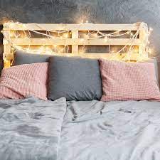 diy tete de lit palette bois guirlande lumineuse comment fabriquer une tete de lit lit en palette decoration tete de lit