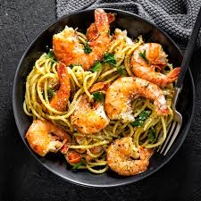 Βάζουμε τις γαρίδες να βράσουν με 250 ml. Pentanostimh Garidomakaronada