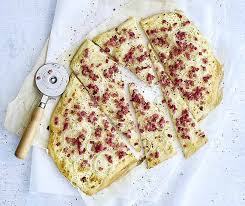 Nach original elsässer art * zwiebel / speck flammstube scharf * salami / scharfe peperoni / chilligewürz. Elsasser Flammkuchen Betty Bossi