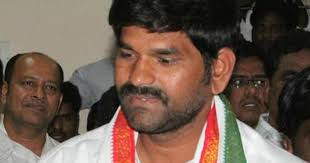 Kampli mla jn ganesh who assaulted mla anand singh at a resort in ramanaga is still absconding, likely to apply for anticip. Karnataka Brawl Police On Lookout For Congress Jn Ganesh Who Allegedly Assaulted Anand Singh