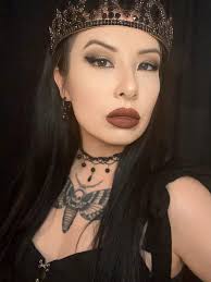 You hear that Elizabeth? I'm coming to join you honey, and this dummy son  has brought me a wooden over coat ⚰️