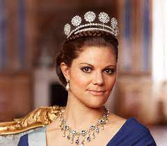 Mini bio (1) heir to the throne of sweden (by a change in the constitution effected when she was just two years old, that gives the succession to the eldest child of the current ruler, regardless of gender), victoria has been gently groomed for the part by representative duties, traineeships at the swedish delegation to the un and elsewhere. Skandalhistoria Fejkade Bikinibilder Pa Prinsessa Reporter Mikael Bergling