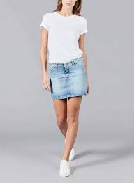 Les jupes en jean boutonnées sur le devant, nouvelle icône de la mode femme. Mini Jupe En Jean Clair Fanny Atelier Tuffery