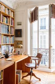 A Home Office That Doubles As A Home Library Sets An Academic Well Read Tone This Desk Space Has An Artist In 2020 Cozy Home Office Home Libraries Home Office Design