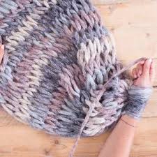 Xxl Stricken Ohne Nadeln In Nur 90 Minuten Strickst Du Eine Kuscheldecke Armstricken Stricken Und Hakeln Stricken Mit Den Armen