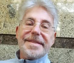 Edwin Luisi volta às novelas e surge em 'Família é tudo' como um  ex-namorado de Frida