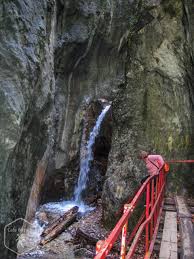 Cu o lungime totala de 160 m si o diferenta intre nivele de 58 m, canionul impresioneaza in primul rand prin pesisajul descris pana acolo. Canionul 7 ScÄƒri Varful Piatra Mare È™i Cascada Tamina