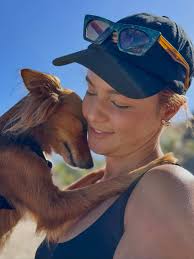 Em 2014, fui à livraria Travessa de Ipanema pegar um autógrafo do  @carvalhando no lançamento do livro A Moda Imita a Vida. Semana passada,  voltei ao mesmo lugar para o lançamento do