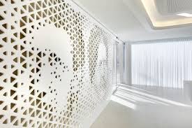 Fachadas Y Divisiones Perforadas Una Manera De Controlar La Luz Del Sol Idee Per Interni Pareti Rivestite Divisorio